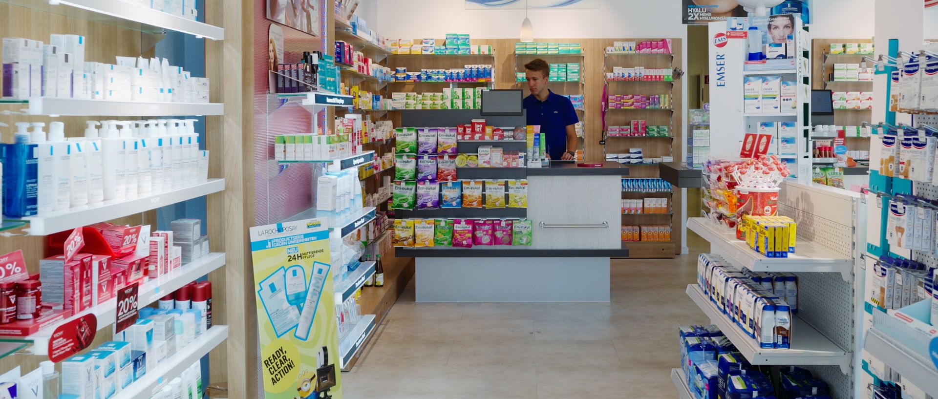Persönliche Beratung an der Kasse der Landwehr-Apotheke in Hemmingen